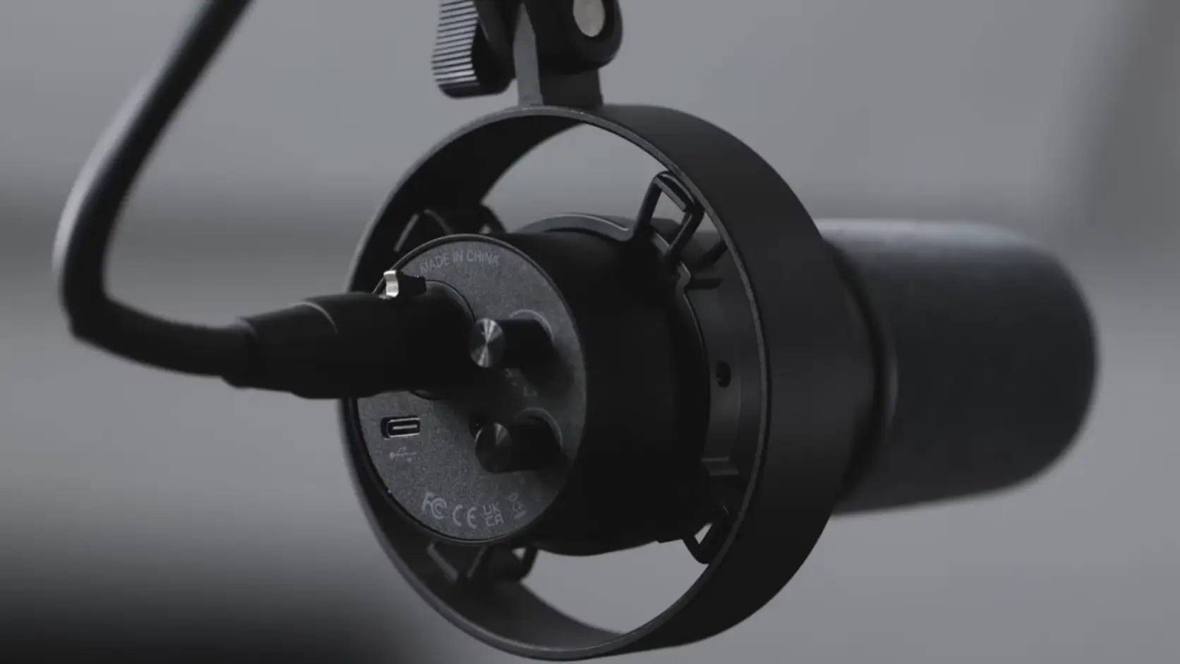XLR- и USB-разъёмы микрофона fifine K688